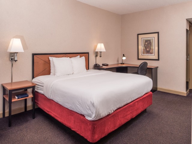 The Hawthorne Inn & Conference Center - 1 Bed Guestroom