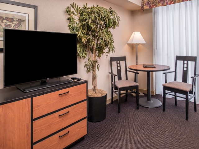 The Hawthorne Inn & Conference Center - Bedroom TV