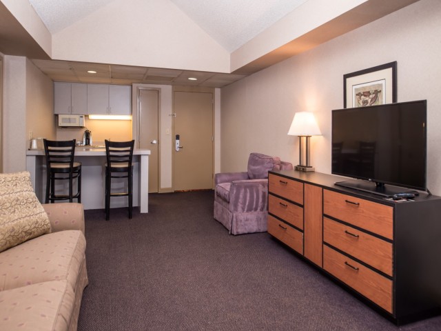 The Hawthorne Inn & Conference Center - Spacious Hotel Suite