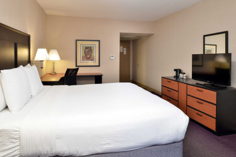 THE HAWTHORNE INN & CONFERENCE CENTER - Bedroom