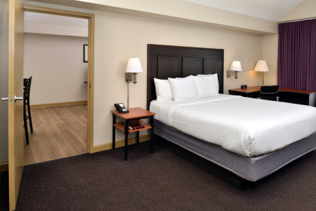 THE HAWTHORNE INN & CONFERENCE CENTER - Bedroom