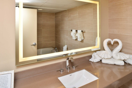 THE HAWTHORNE INN & CONFERENCE CENTER - Bathroom