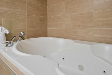 THE HAWTHORNE INN & CONFERENCE CENTER - Bathtub